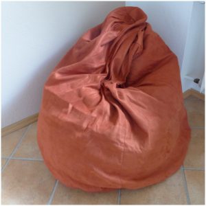 Roter Sitzsack in der Ecke eines Raumes