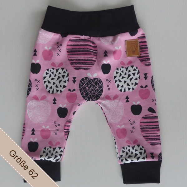 Babyhose mit Äpfeln für Mädchen.